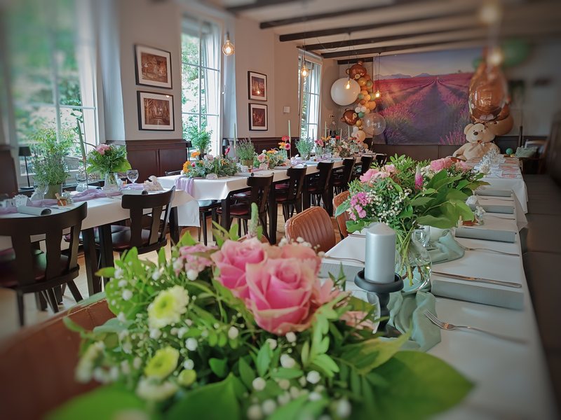 Festlich gedeckte Tafel mit Blumen für eine Feier