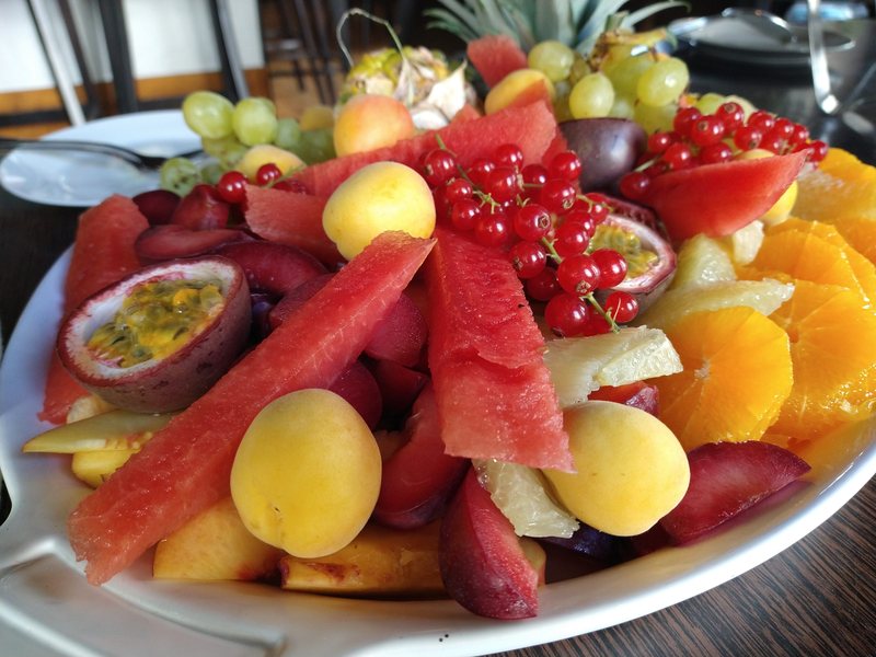 Obstplatte mit frischem Obst