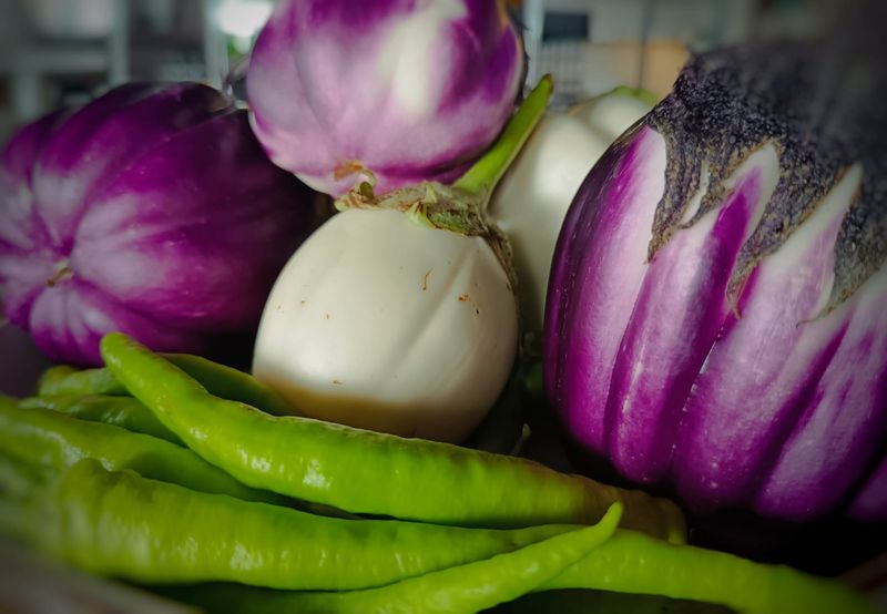 Zwiebeln, Knoblauch und Chilischoten als Zutaten-Arrangement