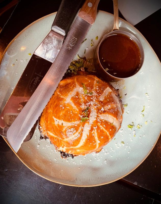 Angerichtetes Gericht mit Orange und kräftiger Sauce