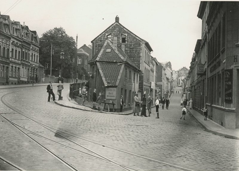 Straßenecke in Mönchengladbach 1933 mit Straßenbahnschienen