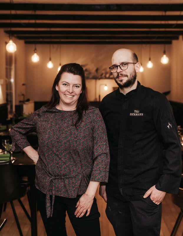 Till Eickmann mit seiner Frau Laura im Gastraum des TILL
